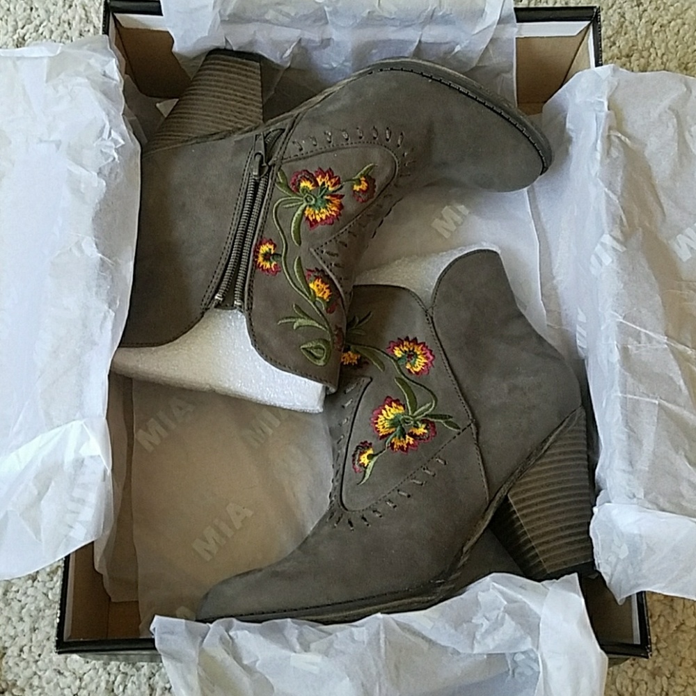 🎉HP🎉🤞NWT MIA Embroidered taupe Western boots 7 - Picture 6 of 7